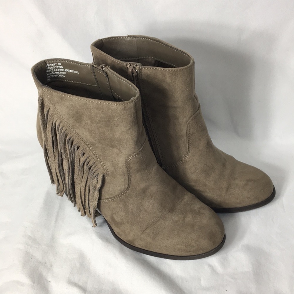 Madden Girl Women’s Descent Fringe Taupe Ankle Booties Size 7 GREAT Condition